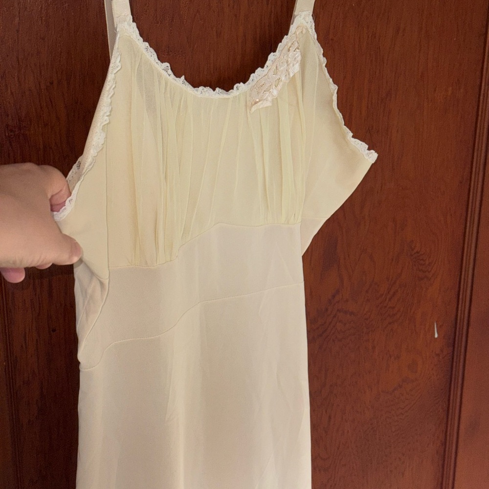 Elegant light yellow Nightgown with Lace Trim and appliqués vintage